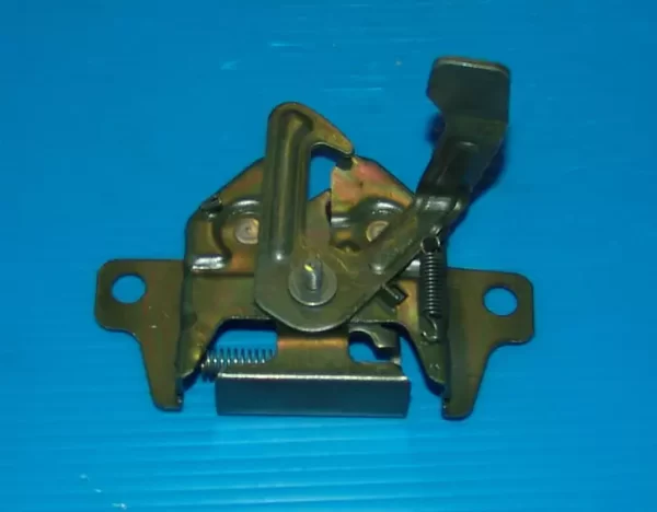 قفل‌ درب‌ موتور پراید 132 کد قطعه 532062 مارک P06 اصل شرکتی سایپا یدک